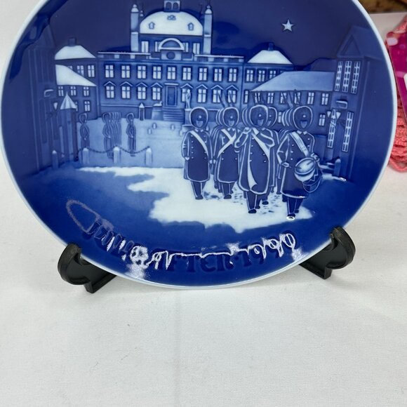 1990 Bing & Grondahl Porcelain Christmas Plate "Changing of the Guards" - Picture 2 of 7